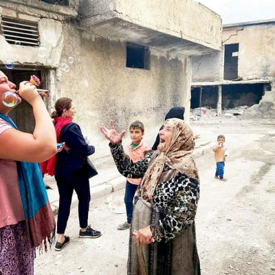 A moment of connection in a Syrian neighbourhood