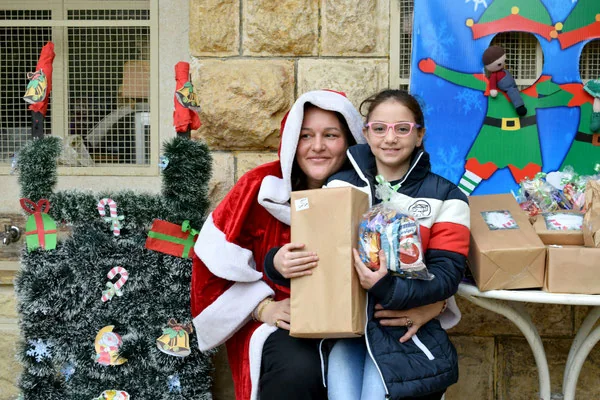 Gift distribution with children
